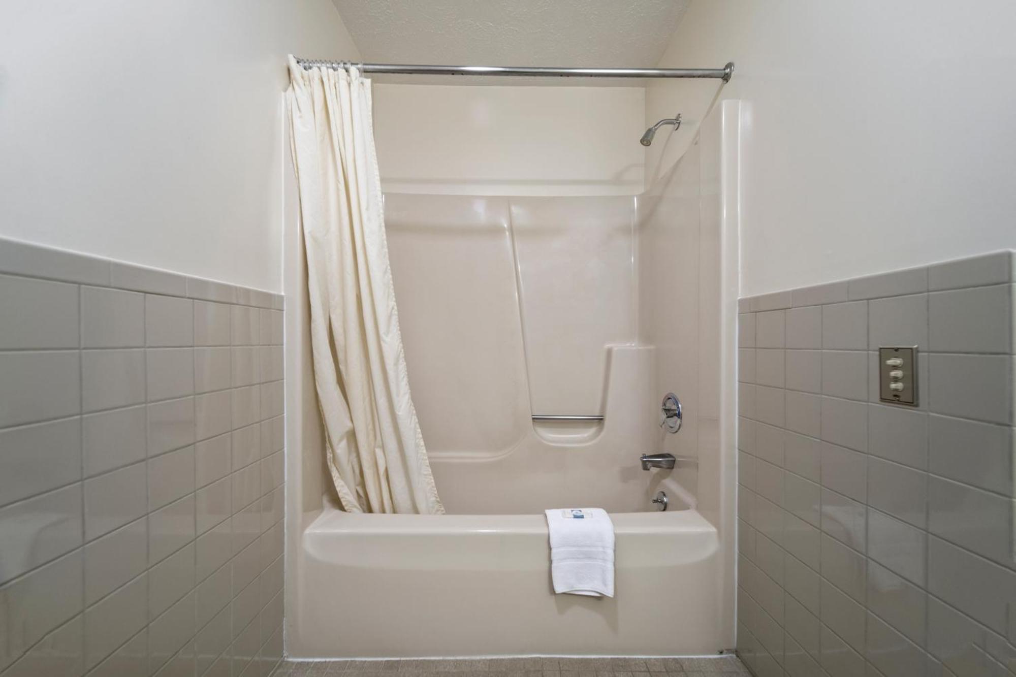 Executive Inn Cass City Room photo