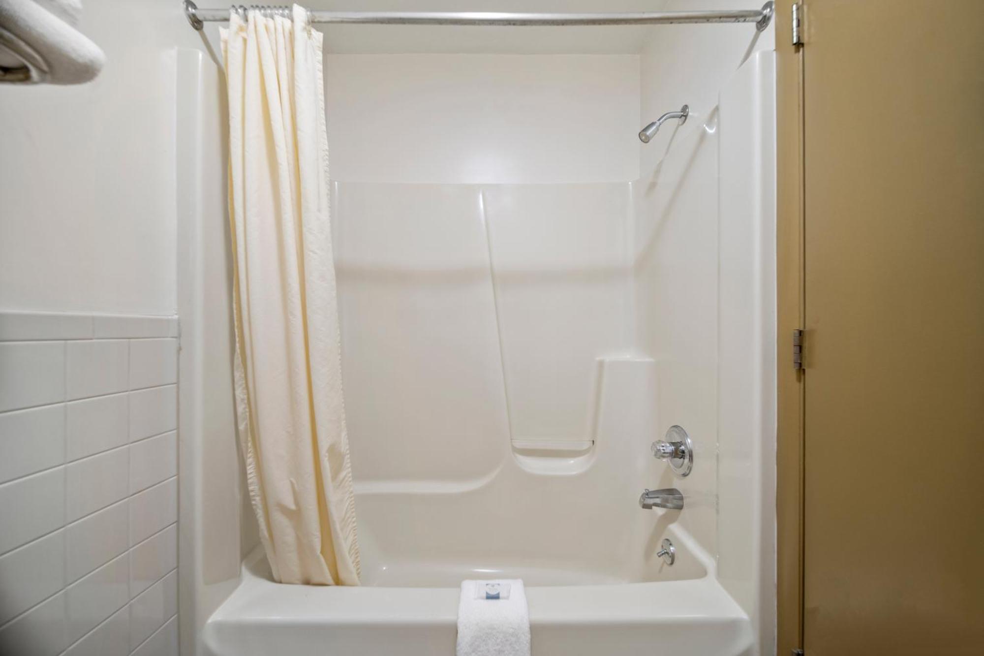 Executive Inn Cass City Room photo